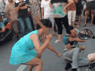 搞笑gif:来,兄弟们感情深一口闷,咱们今天就喝这一瓶酒.