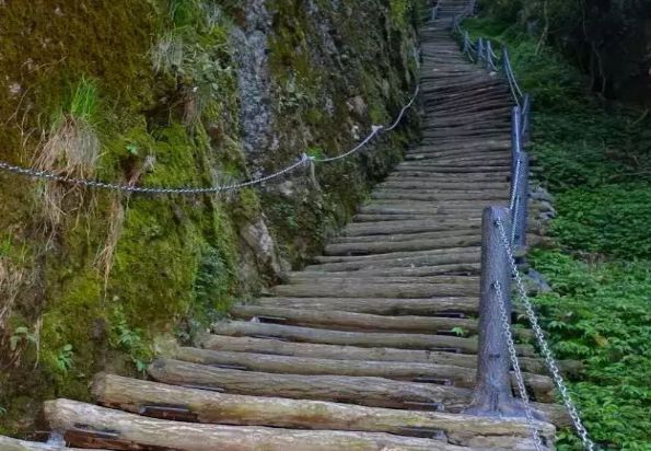 景 點 花 絮景區位於婁底新化縣維山四都神象山內,被喻為