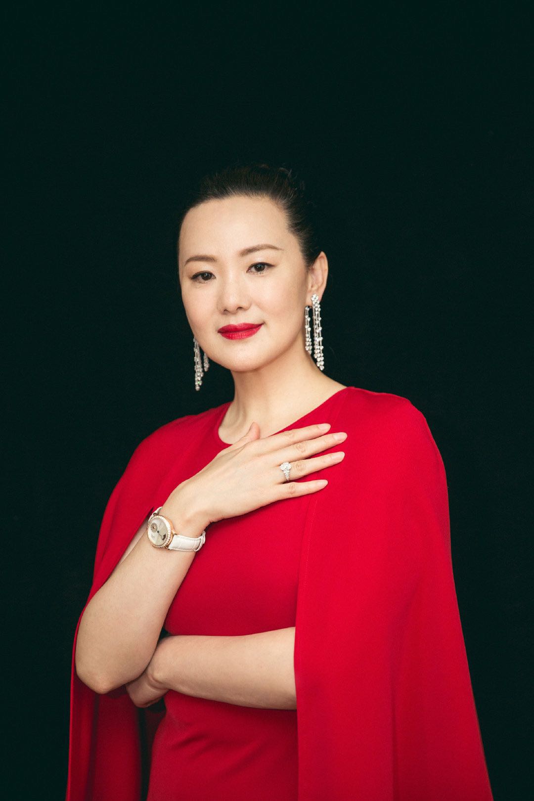 原创49岁新晋影后咏梅终于高调一袭大红披肩礼服配油头超优雅