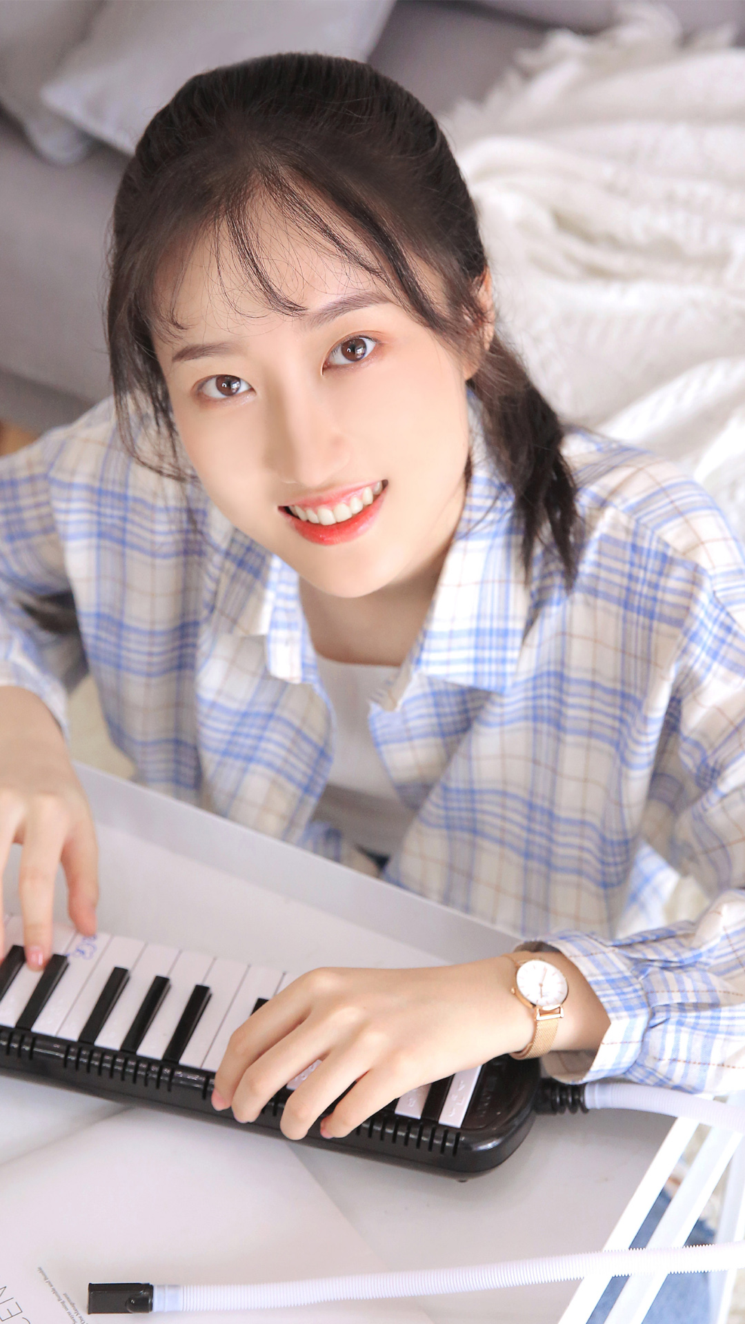 文艺小清新美女慵懒写真图片手机壁纸