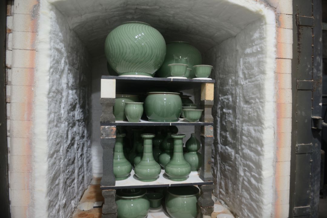 何瀛中张纪中参加龙泉青瓷开窑活动