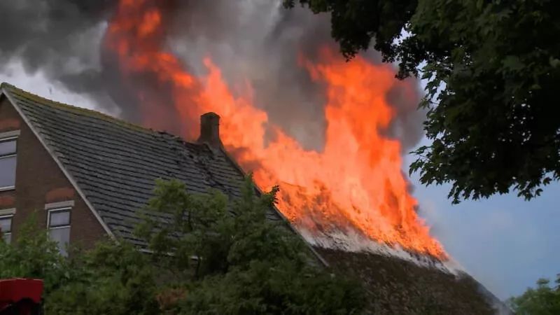 今早荷兰雷电交加,多处建筑物遭雷击,预备役军人被击中