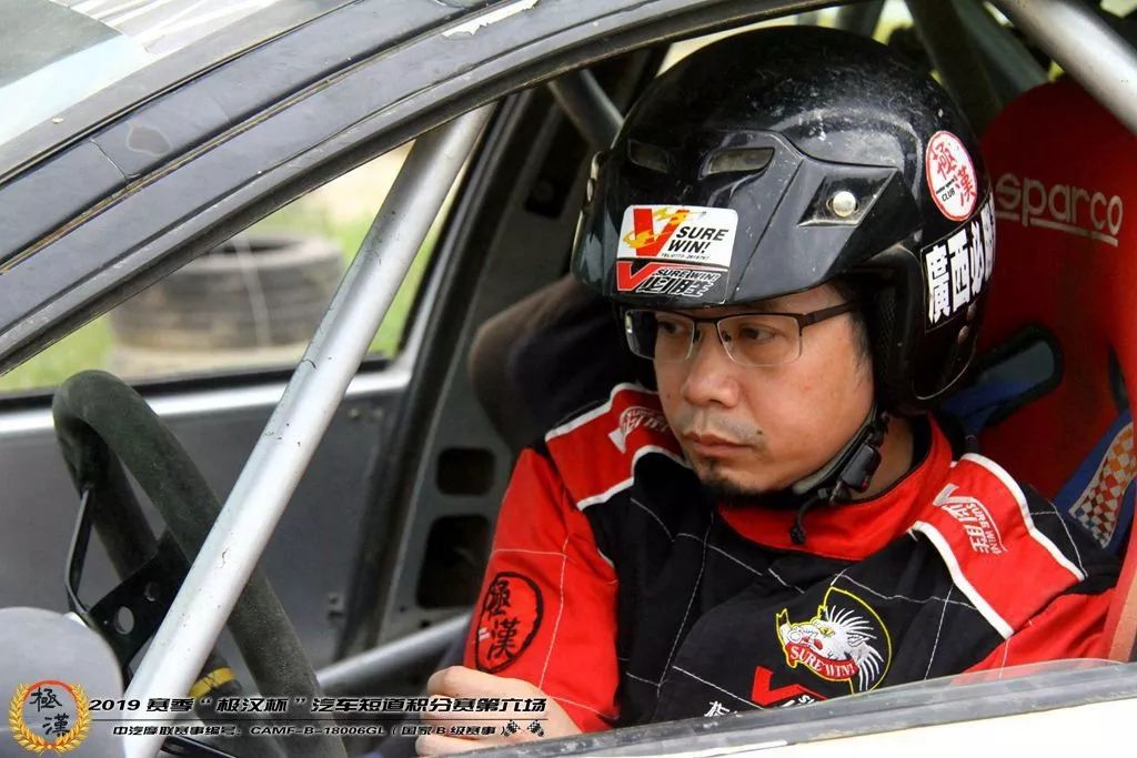 正在杭州出差的四川高手陈嘉杰眼见赛前的精彩多车练习那叫一个百爪