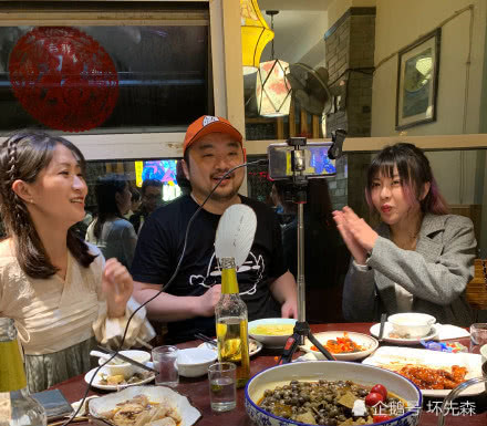 他曾因盗版游戏入狱,后转型主播成全民公敌,靠粉丝借钱度日_宿菲菲