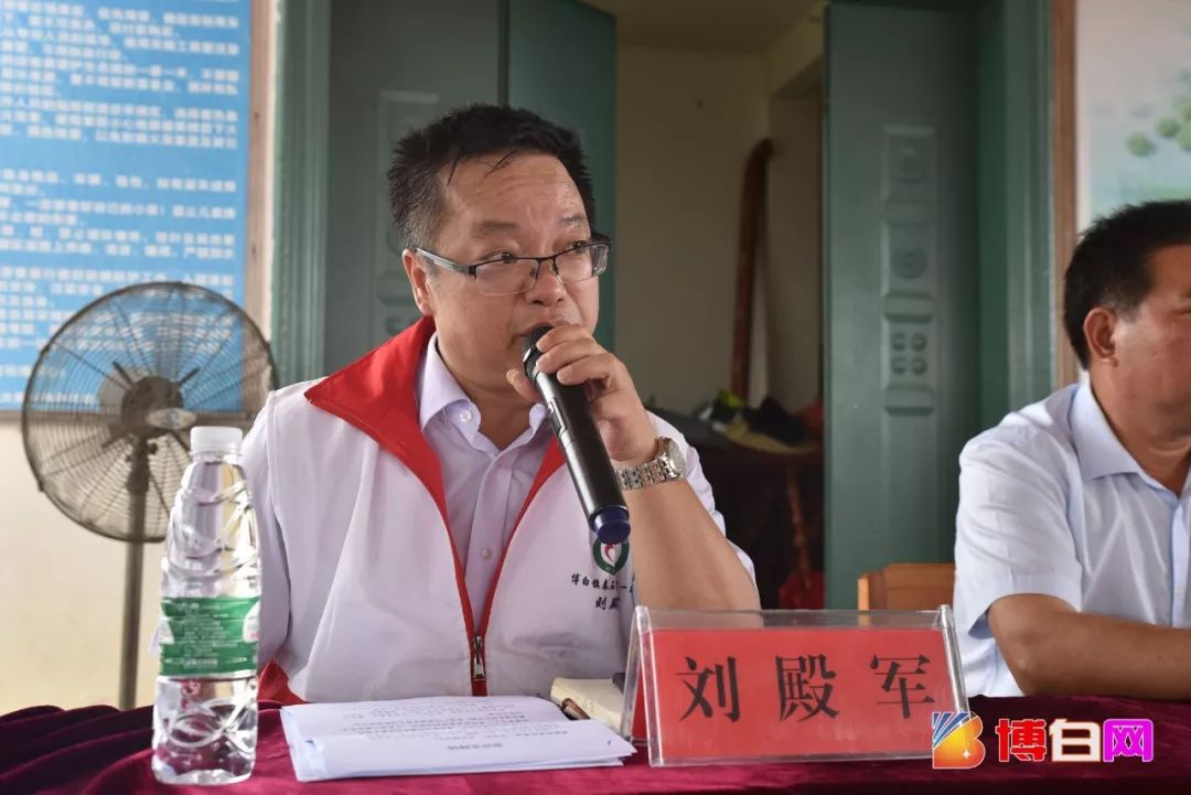 昨天,在博白这个山顶上的火龙果基地,三方人士在这里商讨大事!