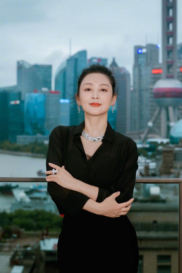 陈凯歌50岁妻子陈红近照好美皮肤白皙似少女