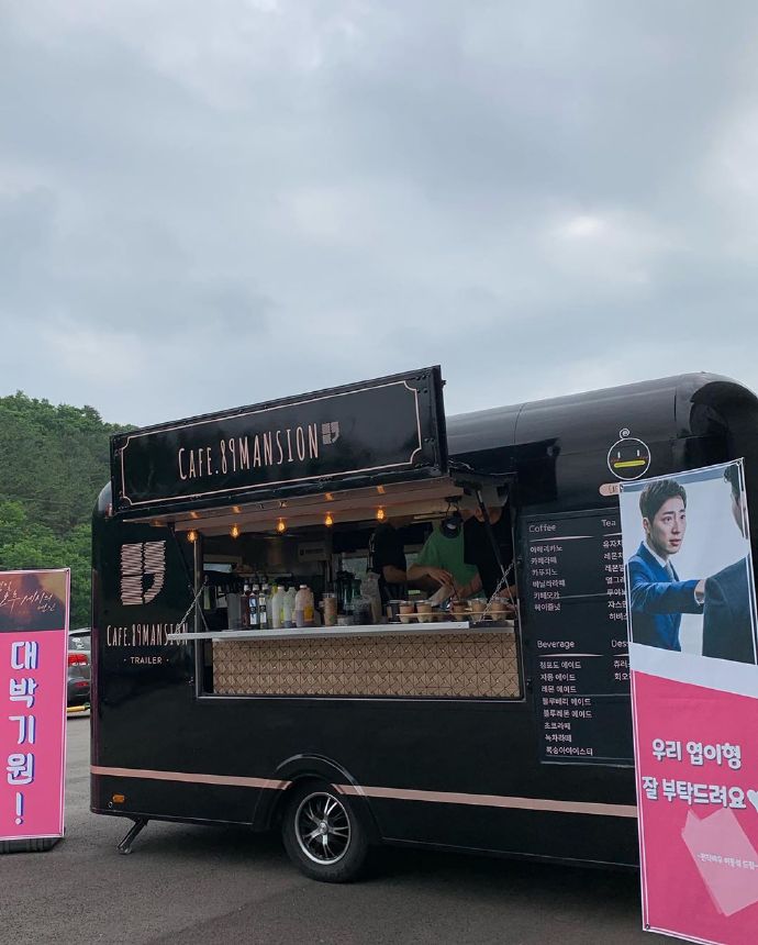 李钟硕为演员李相烨电视剧拍摄送应援咖啡车