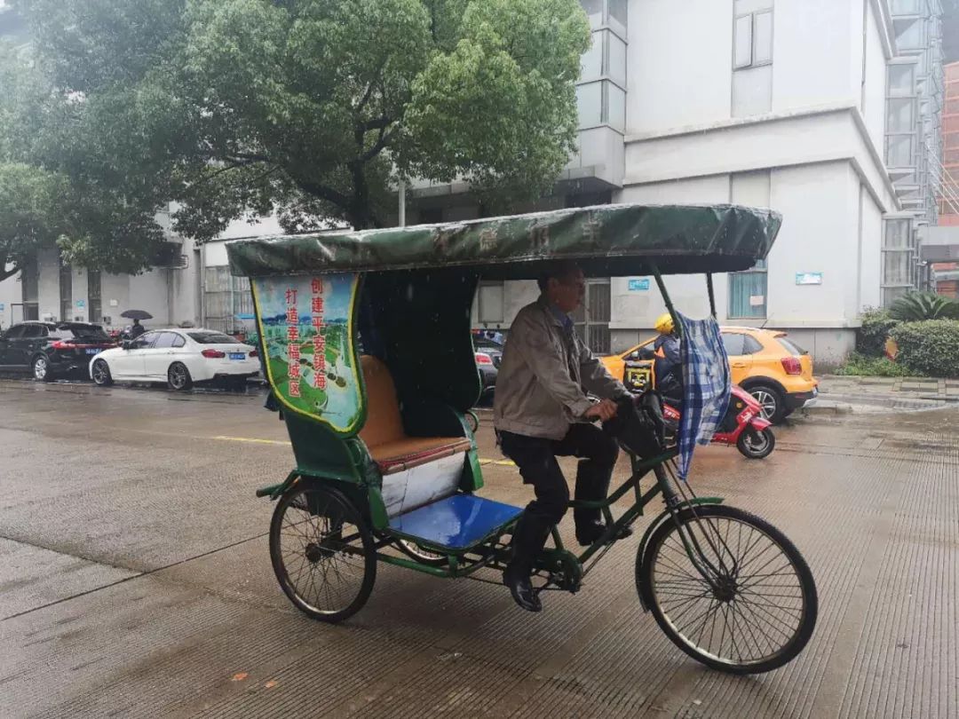 穿着雨披的外卖小哥南大街行人正在清洁的环卫工人梅雨季中的镇海未来