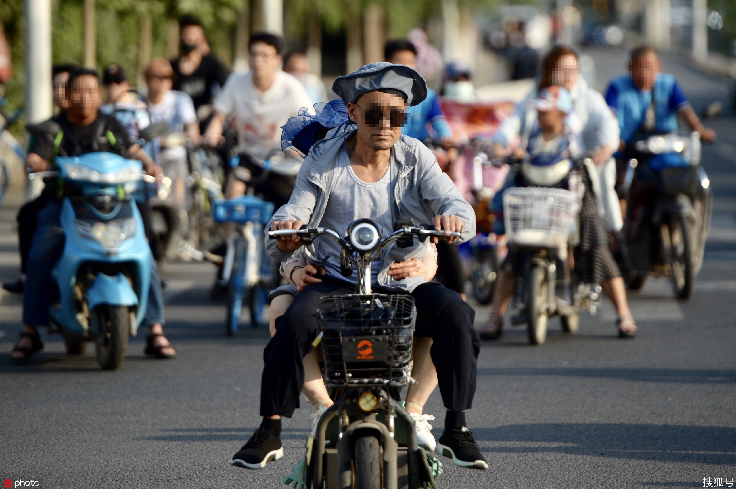 北京街头探访 骑行电动自行车未戴头盔较普遍