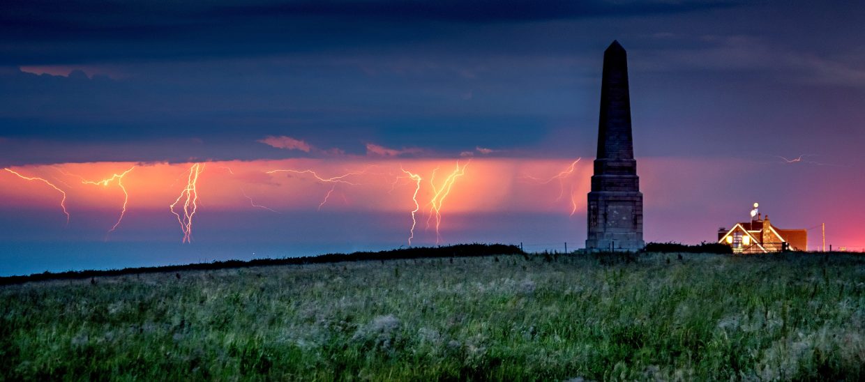 原创英国遭遇极端天气侵袭巨大单体雷暴云低空压境宛如世界末日