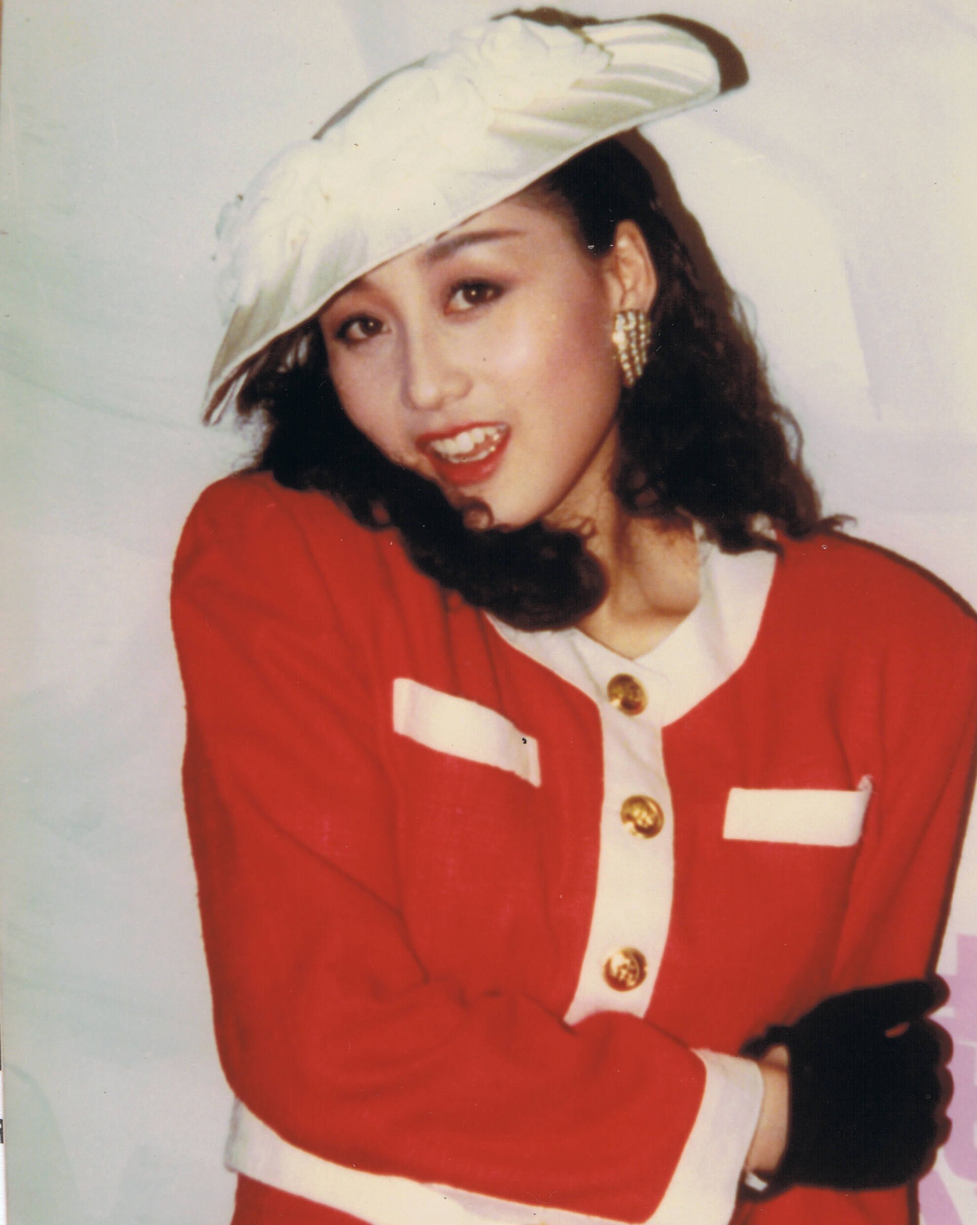 利智和赌王跳舞照曝光,清纯靓丽身材好:难怪李连杰和原配离婚