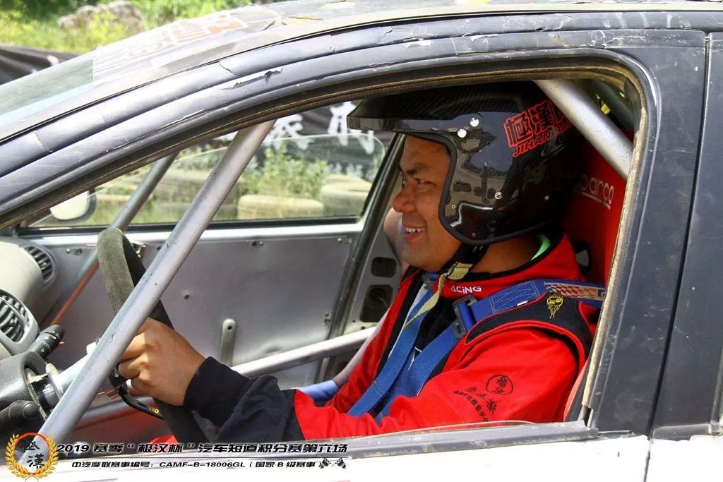 正在杭州出差的四川高手陈嘉杰眼见赛前的精彩多车练习那叫一个百爪