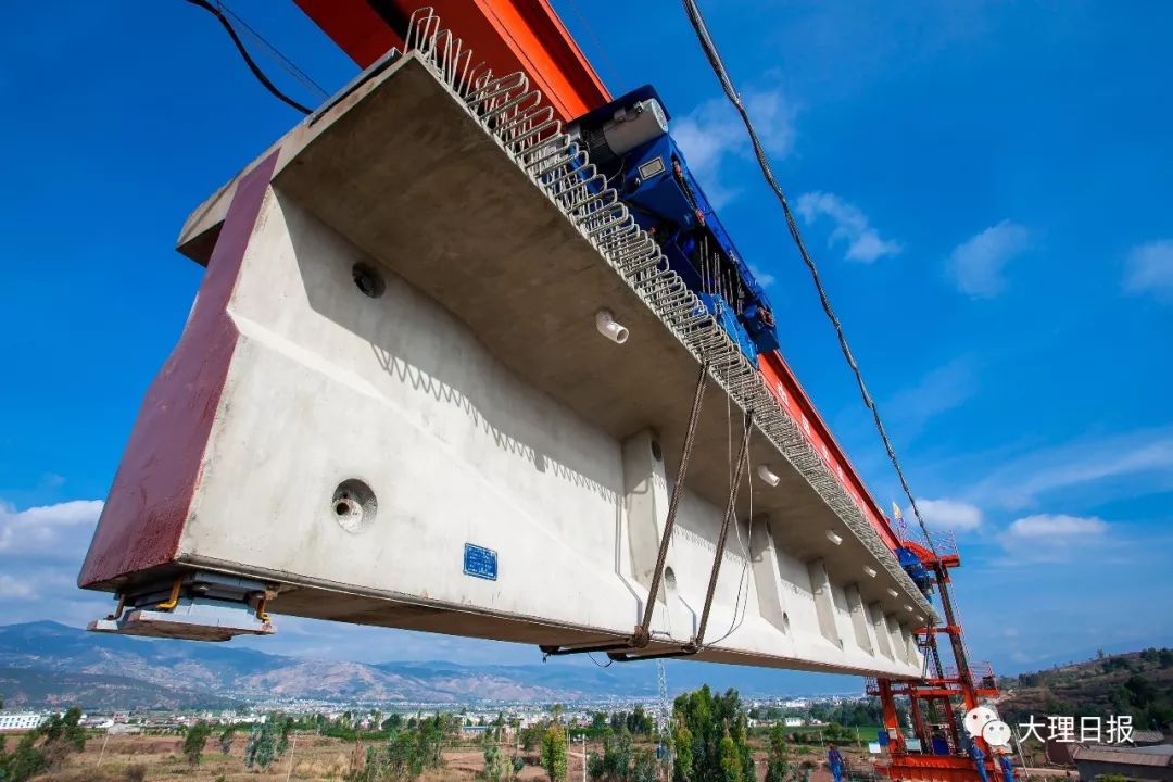 第一片t梁成功架设 大临铁路开始铺架施工