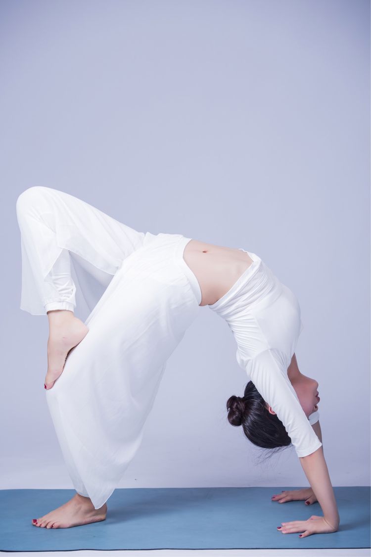 会瑜伽的女人,往往更经得起时间的雕琢和考验.