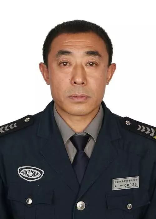 医学的保安队伍中,还有一名画家,这位多才多艺的斜杠中年就是魏忠超