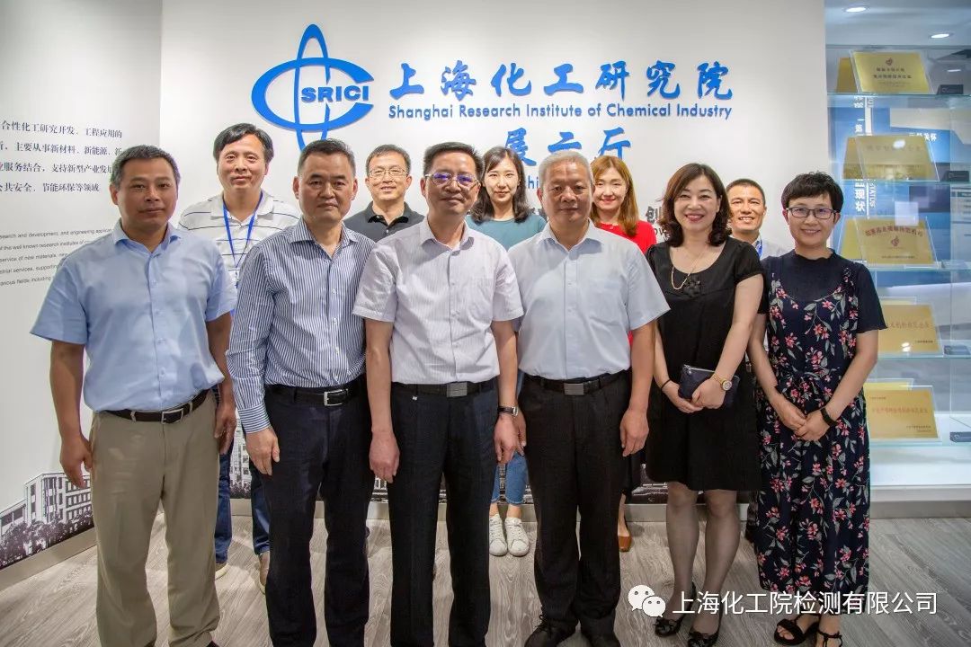 在上化院展示厅,李良君院长和商照聪主任对上化院发展情况进行了介绍