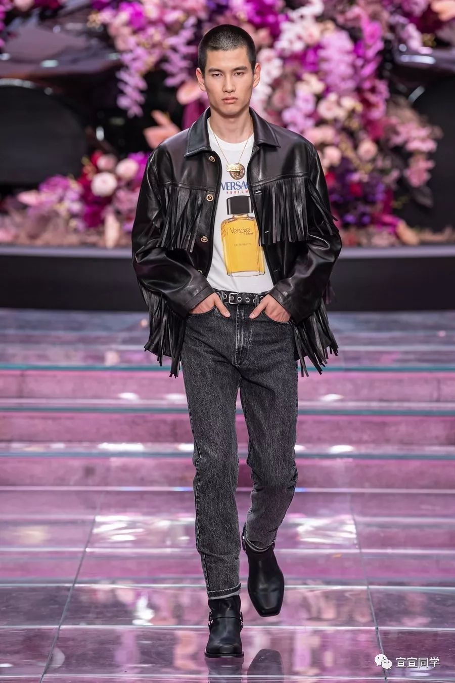 versace范思哲2020春夏大秀刘雯走男装秀