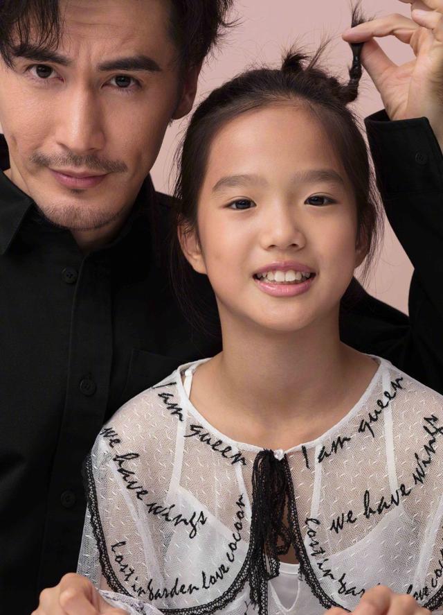 张伦硕带女儿拍大片,黑色衬衫尽显绅士儒雅,与俩女儿互动超甜蜜