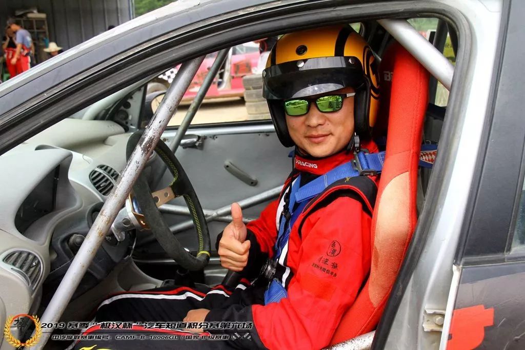 正在杭州出差的四川高手陈嘉杰眼见赛前的精彩多车练习那叫一个百爪