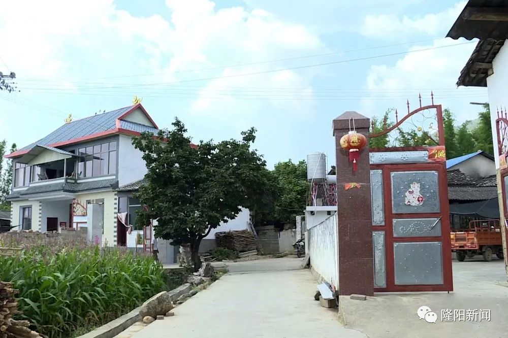 户织"这本是北朝民歌《木兰诗》里的场景,现如今在芒颜村一农家小院里