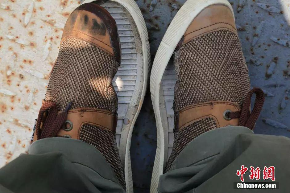 资料图:高温工作者所穿的鞋子被烫开了胶. 曾令瑶 摄