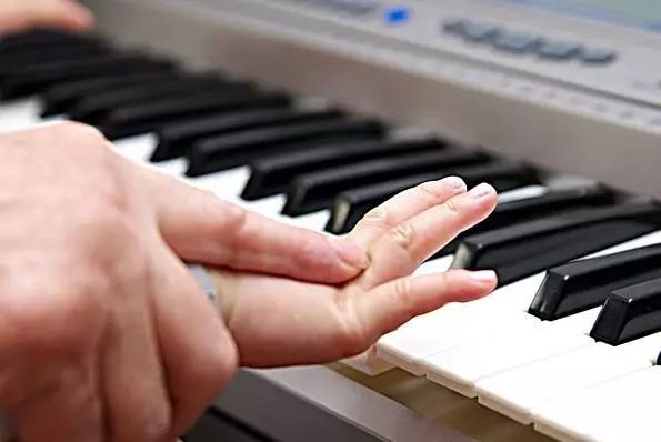 弹钢琴时手腕发酸紧张僵硬该怎么解决