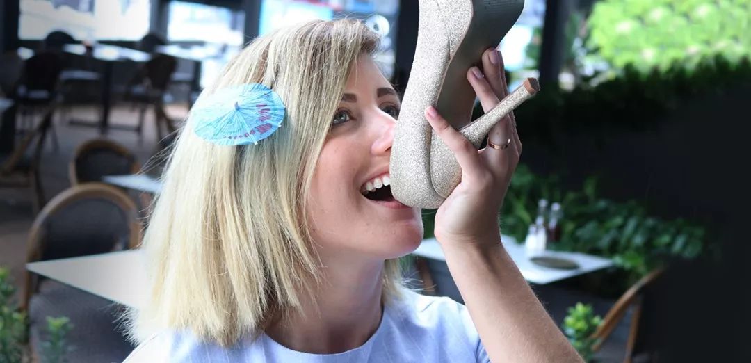 用她的高跟鞋喝酒喝完我就上头了