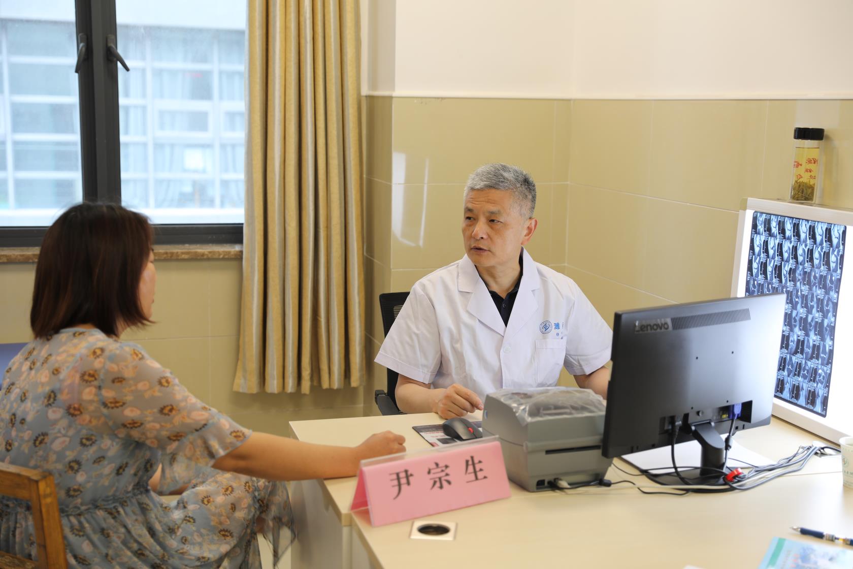 安医一附院副院长尹宗生教授来到濉溪县医院坐诊