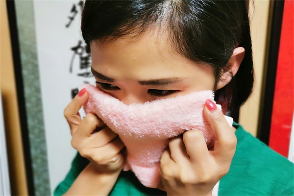 这时,为了尽量少的吸入浓烟和有毒气体,我们需要快速将毛巾浸湿,捂住
