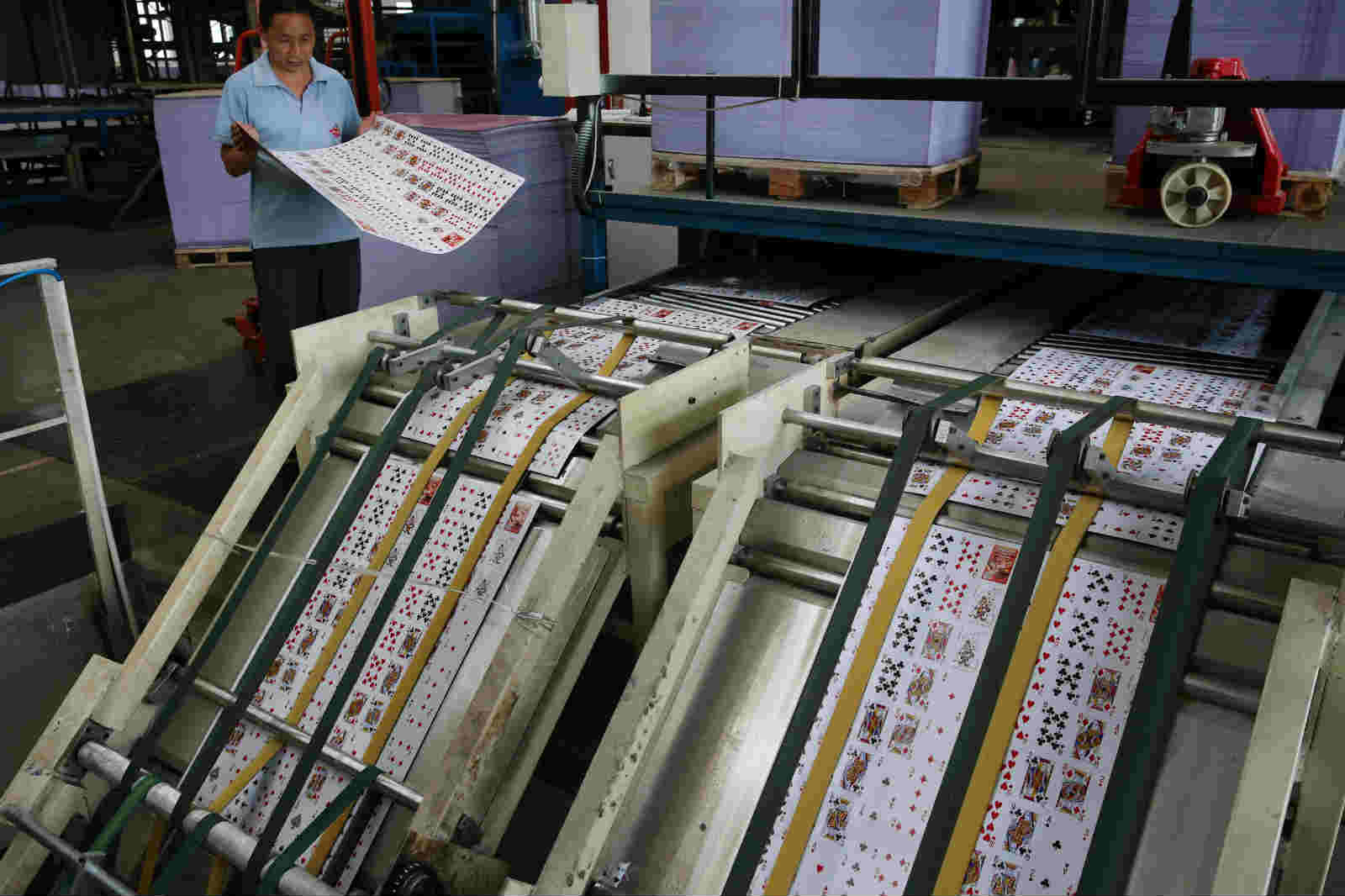 探访江苏启东扑克生产车间 看一副扑克牌的诞生之旅