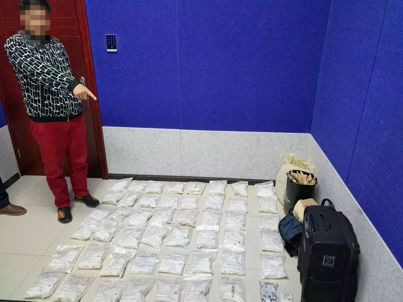 来源:微信公众号"珙桐警事",看见毕节转账余额不足,黔西男子发现自己2