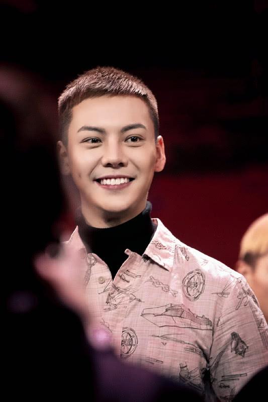 陈伟霆把头发留长,将耳朵两边的头发剃掉,换成锅盖头好乖巧_发型