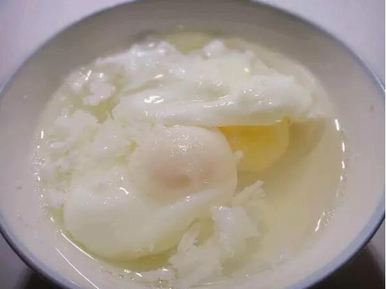 做水煮荷包蛋别开水下锅了掌握这个技巧个个圆嫩不散花