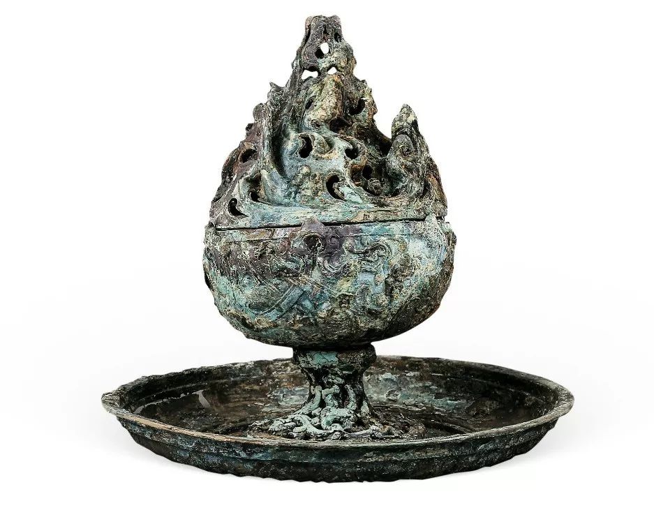 刘贺墓主椁室出土注:此琥珀内有小虫,是琥珀中珍贵的虫珀,这也是西汉