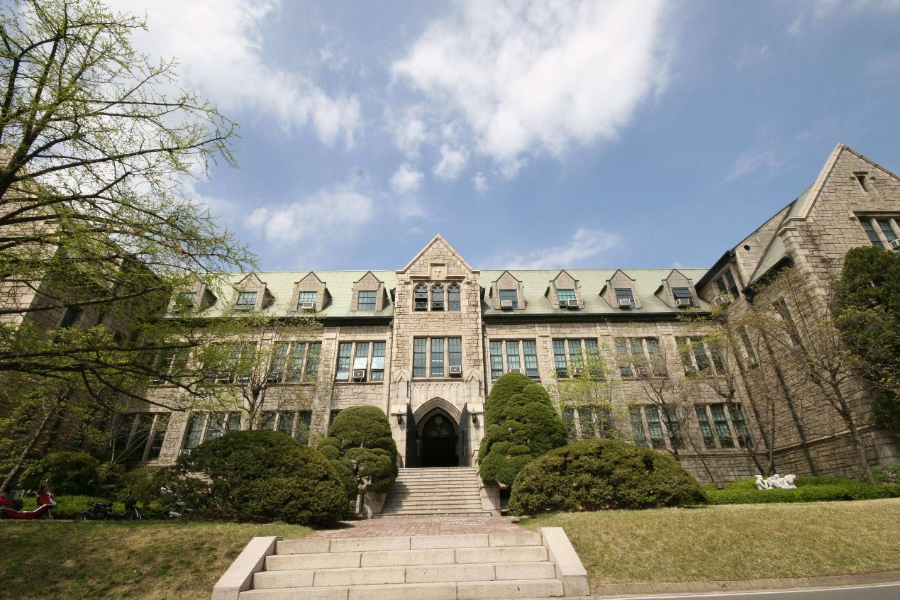 韩国中央大学,创办于1918年,位于韩国首尔特别市,共有学生33600余名