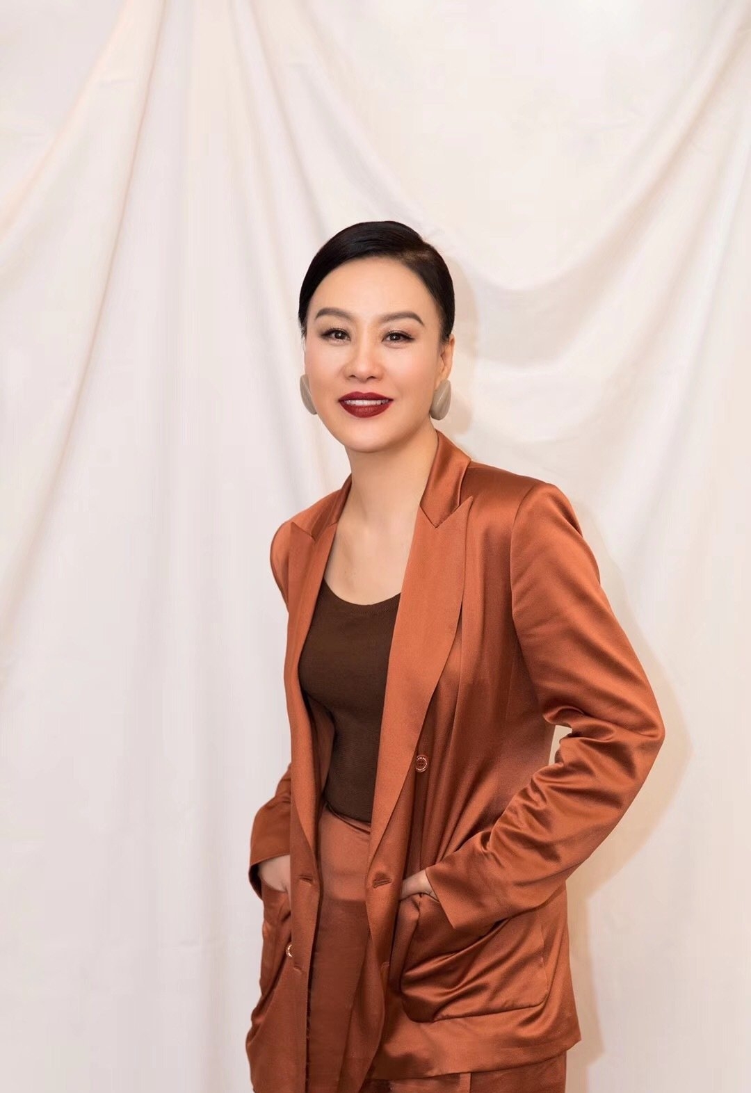 原创邬君梅总算换发型,偏丸子头俏皮活力,再穿缎面西装展53岁气质美