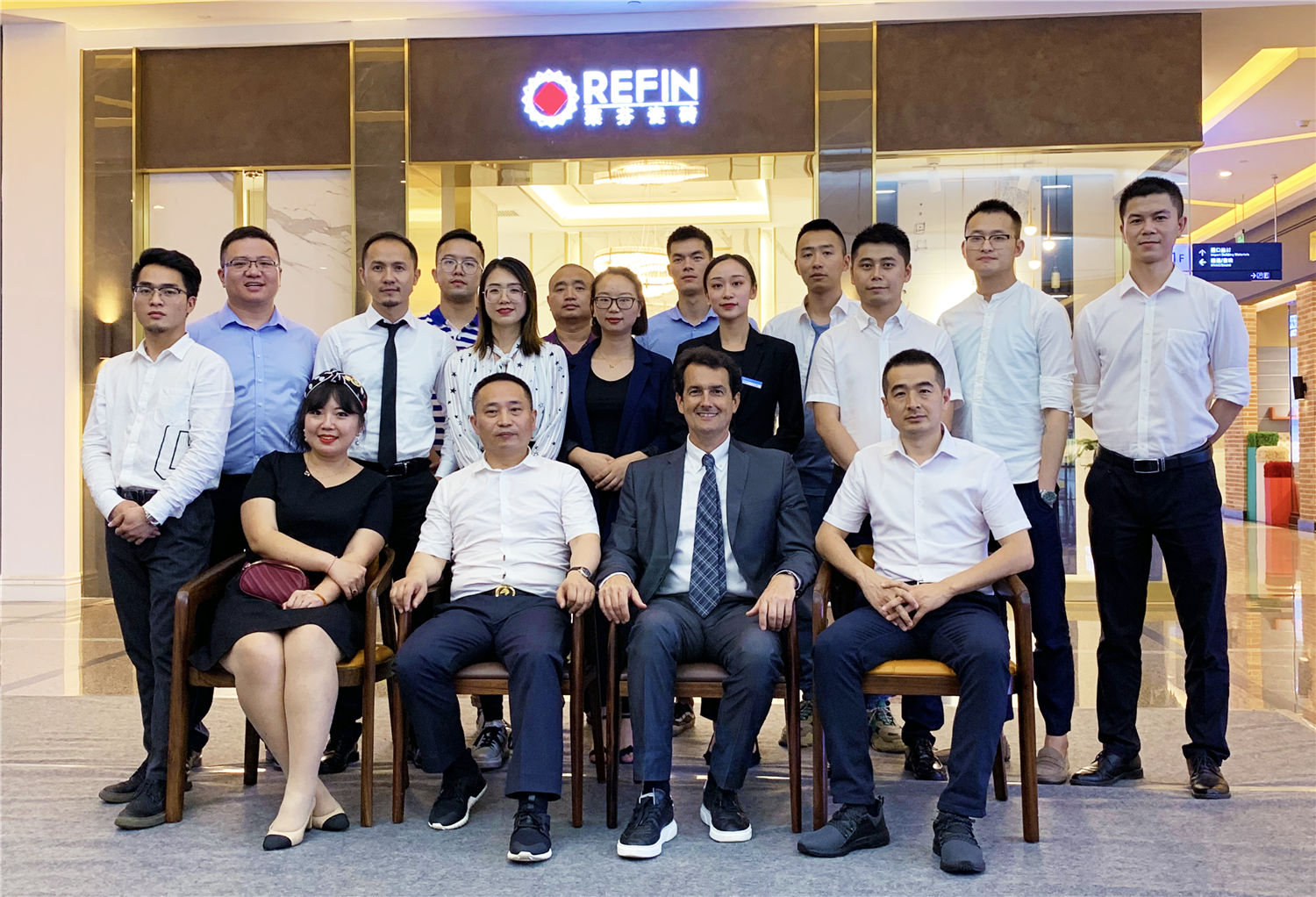 莱芬瓷砖全球运营总监2019中国大区巡店签售活动首站重庆！