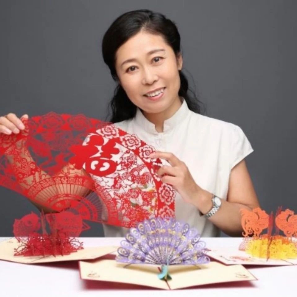 作为这门艺术的传承者和创作者,天津剪纸艺术家曹彩霞一直在用她的