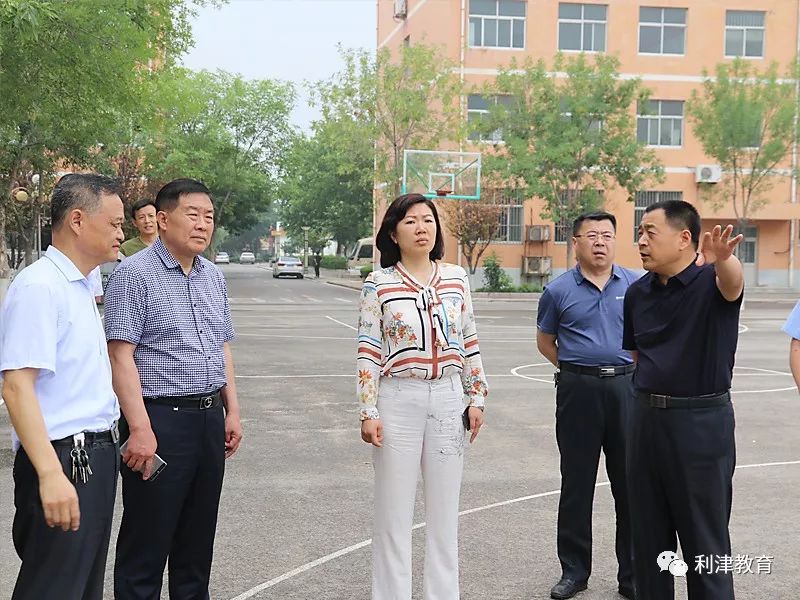 期间,在县委副书记,县长张晓彬陪同下,邹世斌一行到利津二中,东营市
