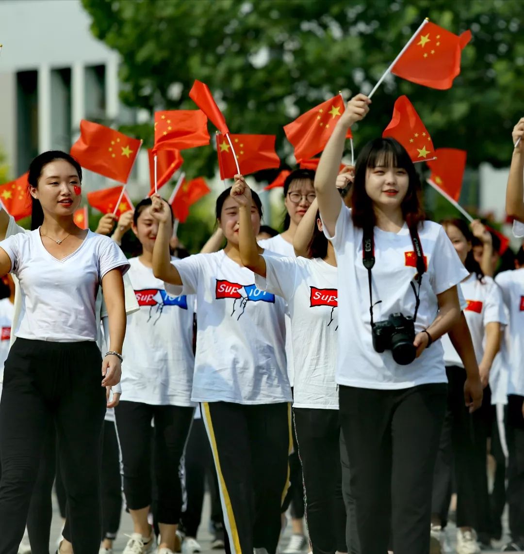 向国旗敬礼致青春宣言衡水学院大学生这样向祖国献礼