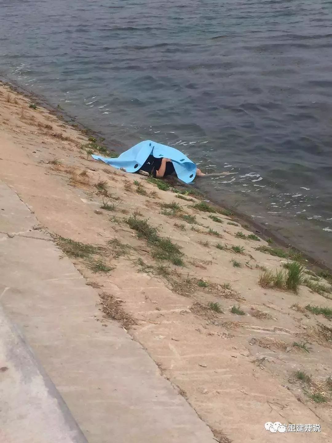 往现场救援,群众立即拨打了报警电话,有人在蒲湖水库发现一名年轻女子