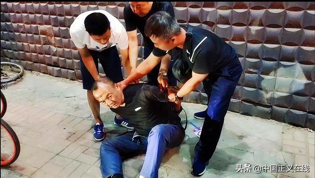 夏季街头耍流氓行为频发,义务反扒队员现场将其捉拿