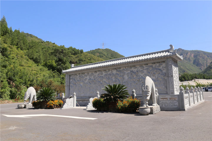 十三陵镇德陵村北的盘龙台公墓是怎样的