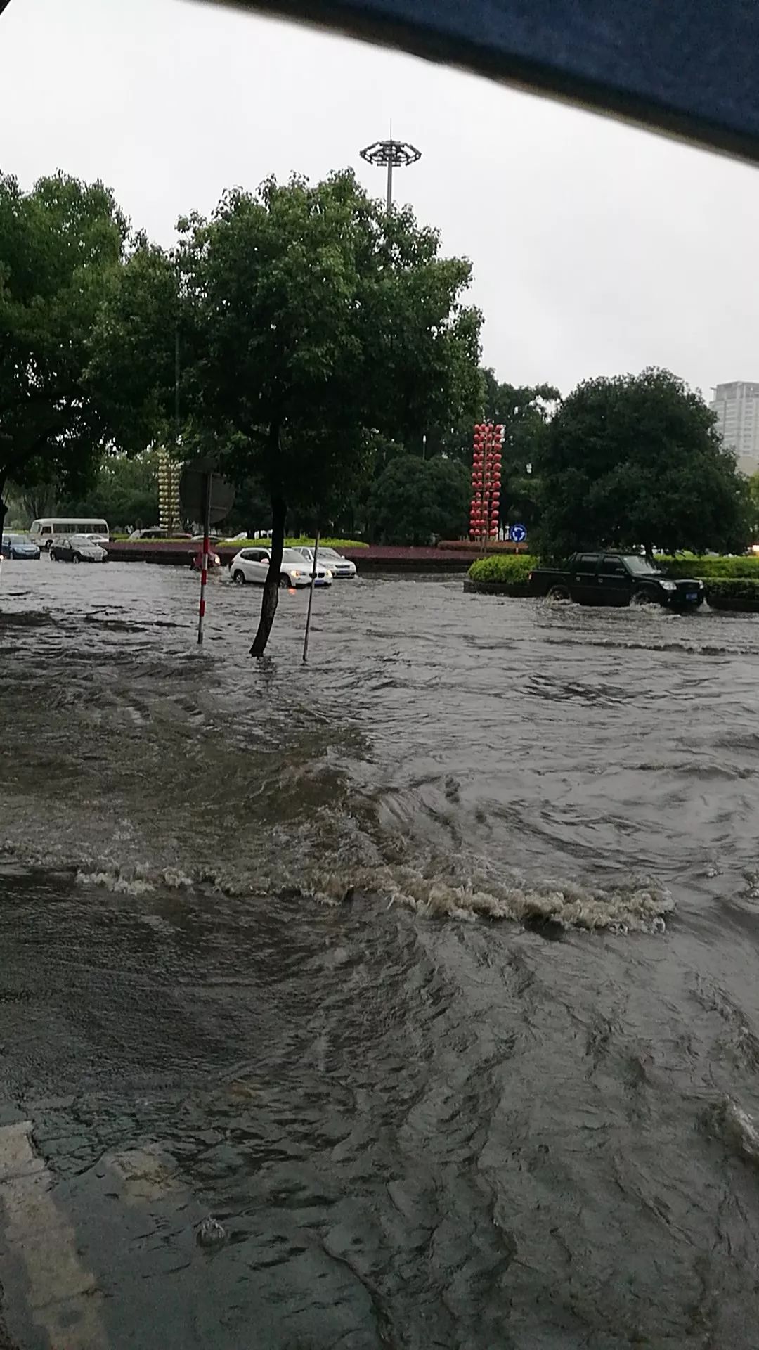 鄂州暴雨成灾,多地积水成河!已经有人发生意外,请注意安全!_路段
