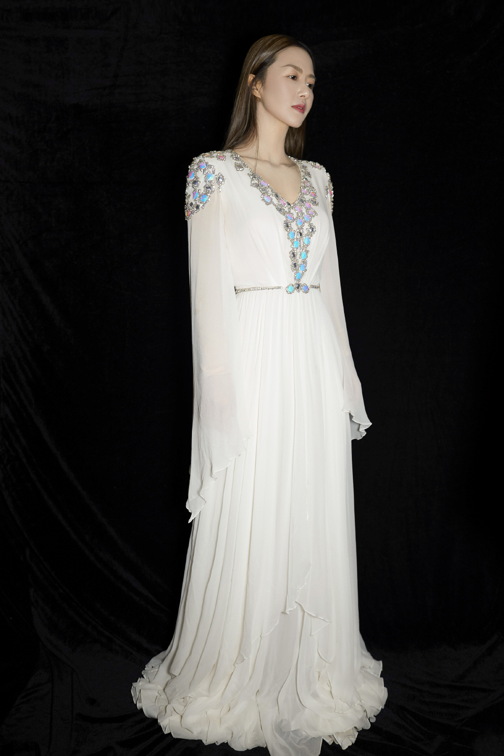 女歌手谭维维精致优雅时尚写真