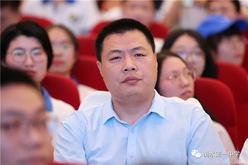 衡水中学党委书记,校长郗会锁(左),泰华集团董事长李春岗