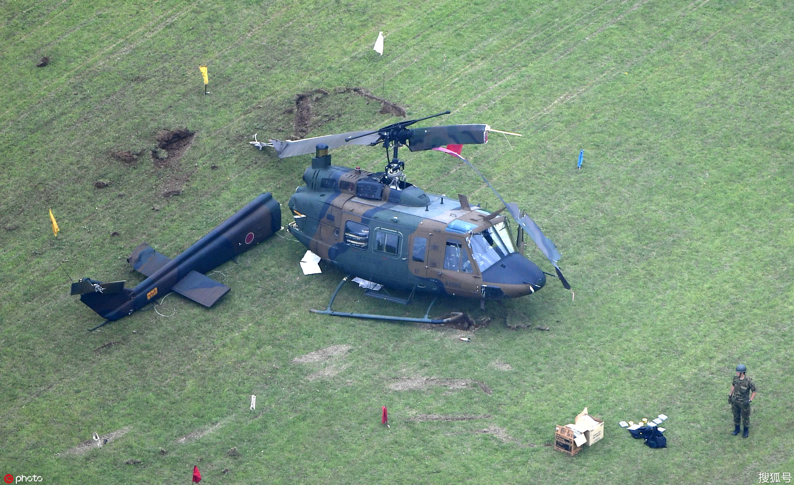 日本陆上自卫队一架直升机降落时坠毁 尾翼折断