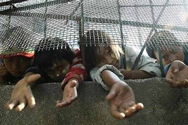 云南瑞丽的姐告与缅甸接壤的边境地区,有铁丝网围住,目的是防止人偷渡