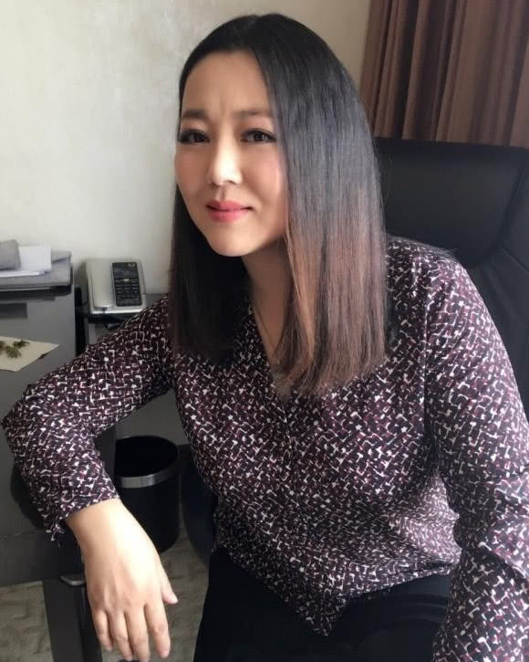 在一个访谈节目中,可以看到王茜身材发福了,变得臃肿,脸不似从前那么