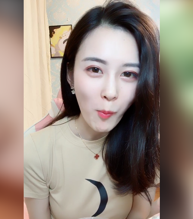 两大美女主播杠上斗鱼颜值区一姐二姐互相嘲讽网友连麦pk吧